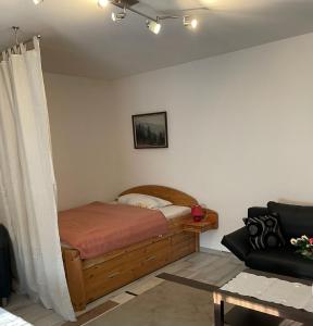 HecklingenM24的一间卧室配有一张床和一张沙发