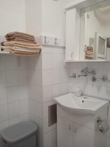 鲁马Apartman Breza的白色的浴室设有水槽和卫生间。