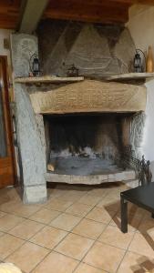 Esterri de CardósCasa Pirineu的客厅设有石头壁炉