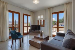 Aphrodite Hills Rentals - Apartments的休息区