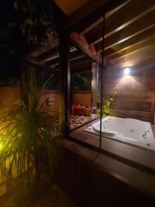 弗洛里亚诺波利斯维拉罗萨达旅馆的夜间在房子里设有一个按摩浴缸