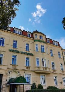 维也纳Hotel Viktoria Schönbrunn的前面有标志的大建筑