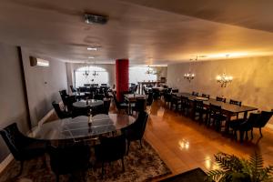 里约热内卢波萨达瓜纳巴拉花园酒店的一间在房间内配有桌椅的餐厅
