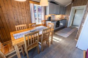 奥镇阿汉娜罗博度假屋的厨房配有木制餐桌和椅子