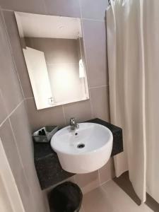 古晋Serapi Verdure Hotel的浴室设有白色水槽和镜子