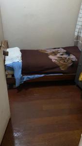 利马Habitaciones para Estudiantes Y/o Mochileros的一张小床,位于客房的角落