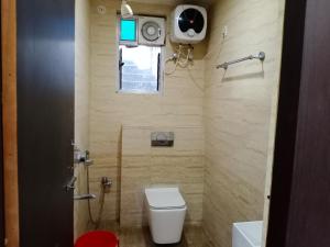 加雅Hotel Sunaina International的一间带卫生间和窗户的小浴室