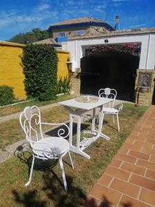 圣费尔南多Room in Lovely cottage house Habitaciones en Chalet en Cadiz San Fernando的院子里的白色桌子和椅子