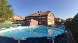 塞塞尼亚Warner,piscina, aire ac, barbacoa, chillout, 400m patio的房屋前的大型游泳池