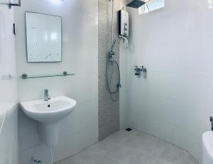 古莉ilaa Beach Maldives的白色的浴室设有水槽和淋浴。