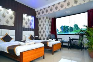 Hotel Rajhans International客房内的一张或多张床位