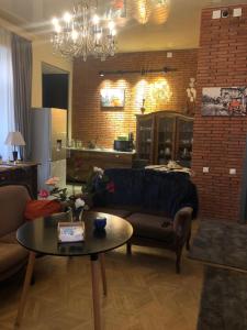 第比利斯Brickwall Tbilisi-Tbilisi vibe的客厅配有沙发和桌子