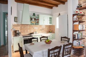 阿波罗尼亚Residence 8 BEAUFORT的一间带桌椅的厨房和一间带白色橱柜的厨房