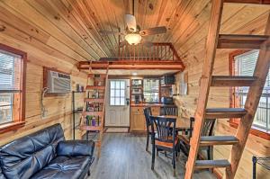 新伯尔尼The Gosling Studio Cabin with River Access!的小木屋设有客厅和楼梯