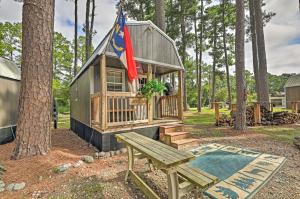 The Gosling Studio Cabin with River Access!内部或周边的泳池