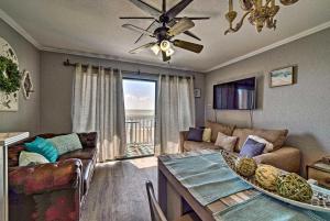科珀斯克里斯蒂Oceanfront Corpus Christi Condo Resort Perks!的客厅配有沙发和带吊扇的桌子。