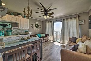 科珀斯克里斯蒂Oceanfront Corpus Christi Condo Resort Perks!的厨房以及带沙发和桌子的客厅。