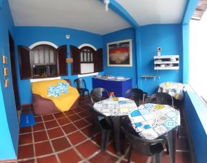 阿拉亚尔-杜卡布PARAÍSO TOM DO MAR 2的房屋内的房间,配有桌子和床