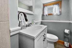 切尔西Suite at House of L的浴室配有白色水槽和卫生间。