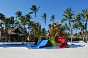 蓬塔卡纳Tropical Deluxe Princess - All Inclusive的度假村的游乐场,带滑梯