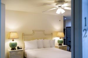卡利斯托加The Inn on Pine的卧室配有白色的床和两盏灯。
