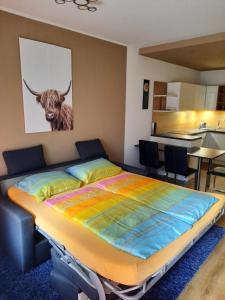 菲拉赫Appartement am Ossiachersee的卧室配有一张床,墙上挂着一幅公牛的照片