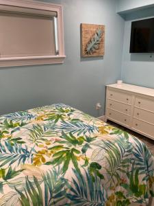南帕诸岛South Padre Island Beach House Retreat Downstairs的一间卧室配有一张床、梳妆台和镜子
