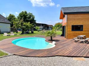 FlaxlandenChez Seb et Lilou的后院的木甲板上设有游泳池