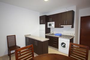 阿罗约弗里奥Apartamentos Rurales Campillo的厨房配有棕色橱柜和白色洗碗机