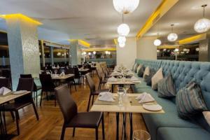 卡塔赫纳Exclusivo apartamento en Cartagena con vista al mar的餐厅设有蓝色的沙发和桌椅