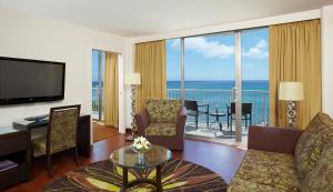 檀香山威基基海岸公园酒店的带电视的客厅和客厅。