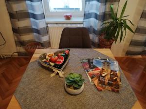 ŽeleznikiHaus Lagma Studio的一张桌子,上面放着一盘食物和一碗水果