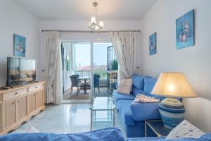 米哈斯科斯塔Apartment Miraflores的客厅配有蓝色的沙发和电视