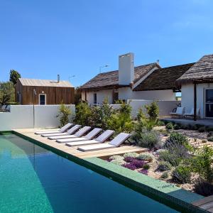 孔波尔塔Casas de Arroz的房屋旁带躺椅的游泳池
