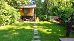 塞格德Lovely vacation house at river Tisza , Hangulatos nyaraló a szegedi Tisza - Maros toroknál的中间有一个小房子的院子