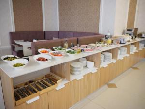 利斯特维扬卡马亚克酒店 的自助餐,包括碗和盘子