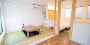 京都Kyo-Anthu Inn的小房间设有桌子和床