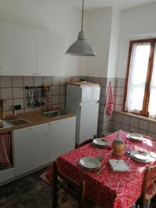 蒙蒂恰诺Casa di zio的厨房配有一张带红色桌布的桌子