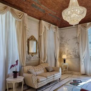 佛罗伦萨大使馆酒店的带沙发和吊灯的客厅