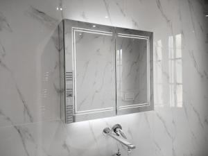 Villaggio TedeschiLa Casa的设有带镜子和水槽的淋浴的浴室