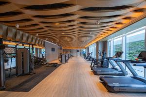 晋江晋江温德姆花园酒店的一间健身房,里面设有一排跑步机和椭圆机