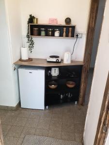 基布兹恩戈蒂הצימר של יהושע的一间小厨房,内设白色冰箱
