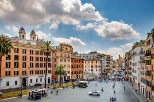罗马Spagna Luxury Rooms的享有城市街道和建筑的景色