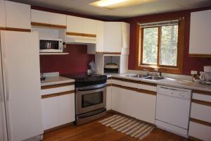 费尔蒙特温泉费尔蒙特山简易别墅酒店的厨房配有白色橱柜和炉灶烤箱。