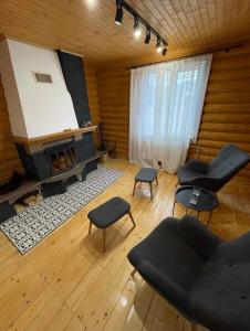 沃罗赫塔MIRA House的客厅设有壁炉、椅子和沙发