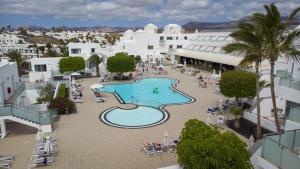 卡门港兰萨罗特乡村酒店的享有带游泳池的度假村的空中景致