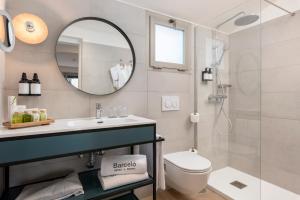 卡勒达德福斯特Barceló Fuerteventura Royal Level - Adults Only的一间带水槽、卫生间和镜子的浴室