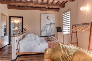 斯卡尔利诺Be Vedetta - Relais & Glamping - Adult Only的一间卧室配有一张床和一张沙发