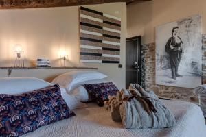 斯卡尔利诺Be Vedetta - Relais & Glamping - Adult Only的一间卧室设有两张床,墙上挂着一幅画