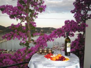 斯基亚索斯镇芭比斯酒店的一张桌子,上面放着一盘水果和一瓶葡萄酒